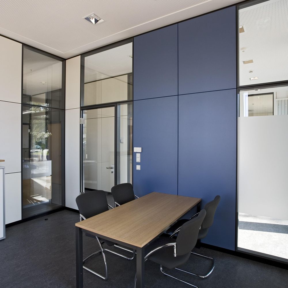 Room system with coloured wall surfaces and T35 glass partition wall