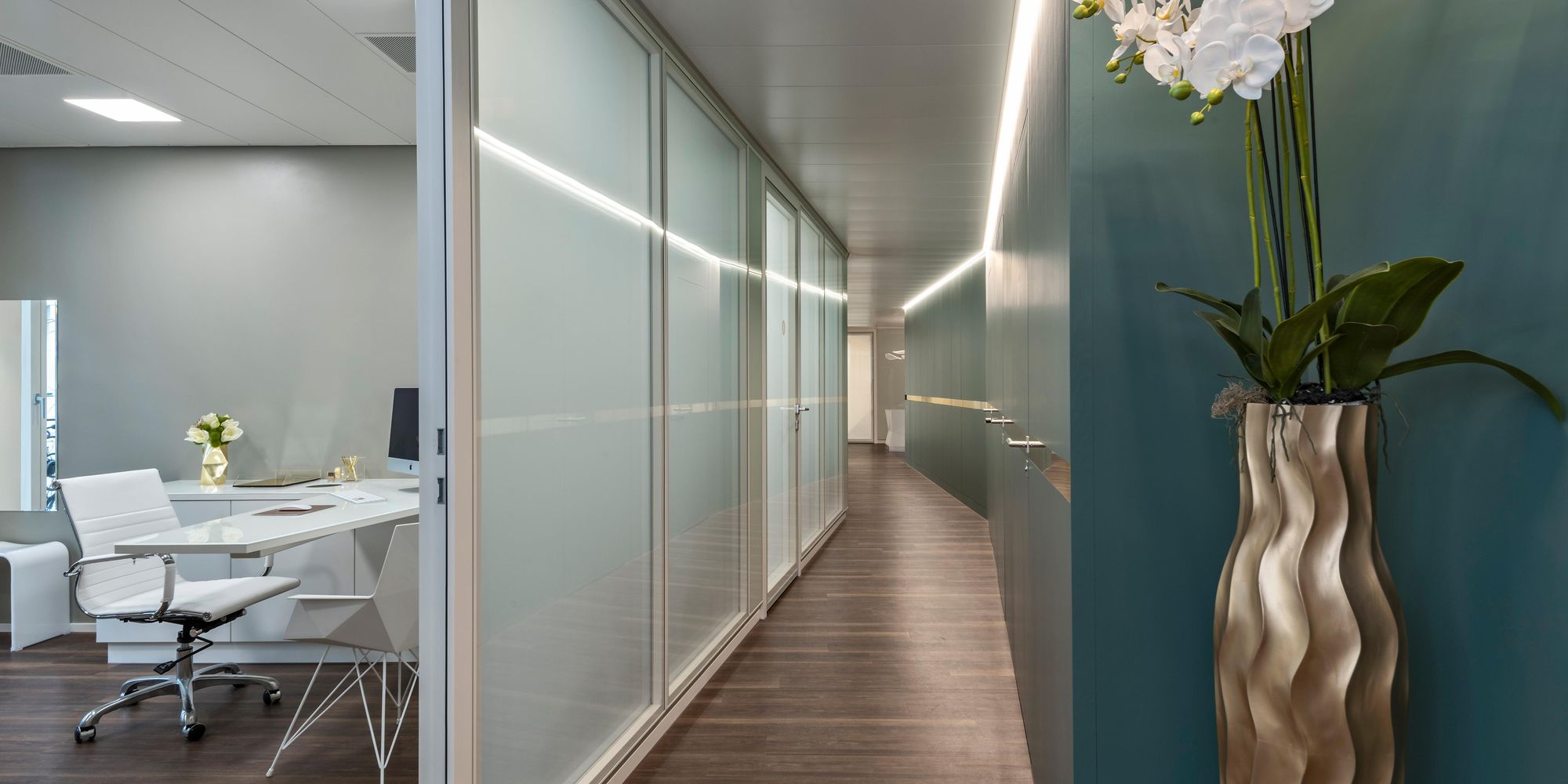 Examination room with switchable SmartGlass and corridor.