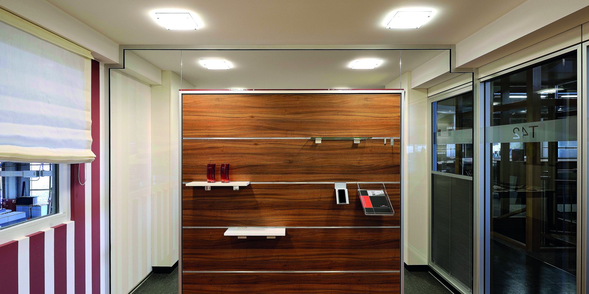 Working wall with horizontal wall storage integrated into T50 all-glass wall