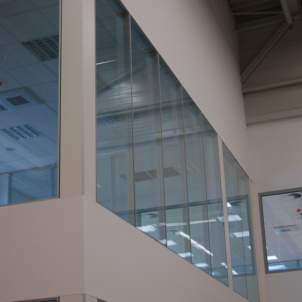 TRAV-compliant fall-proof partition wall